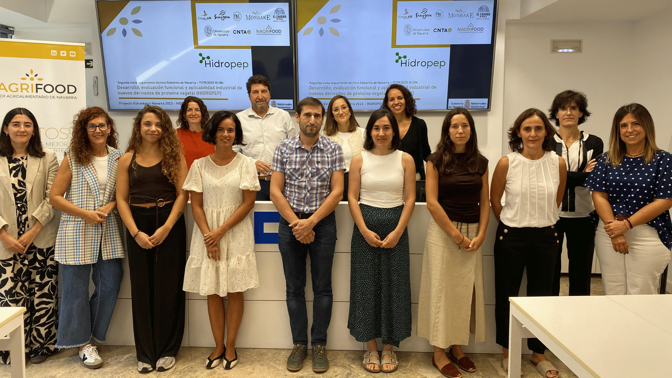 Grupo de personas en evento colaborativo del proyecto HIDROPEP